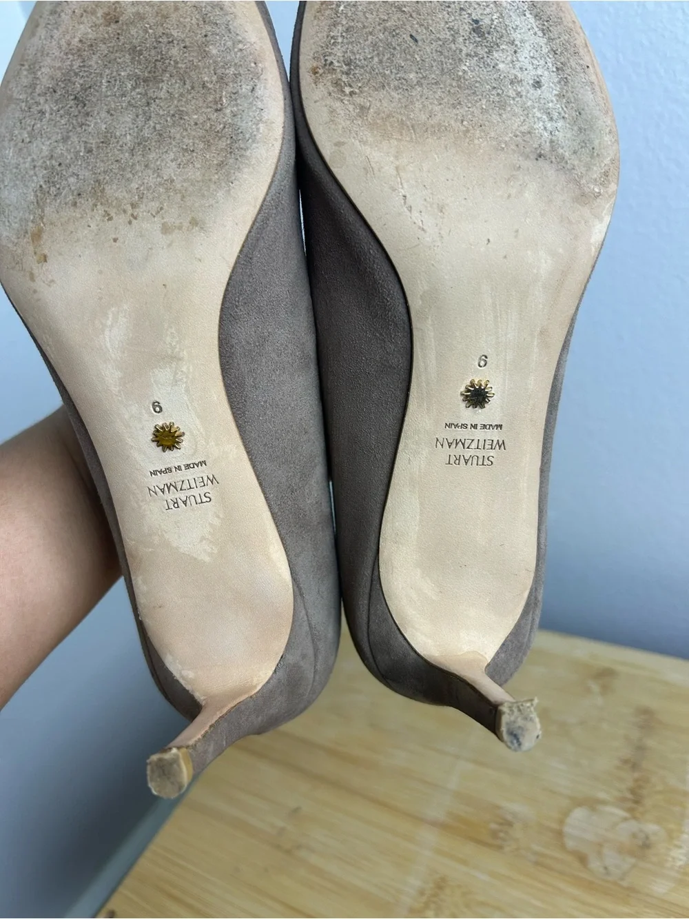 Stuart Weitzman Women’s size 9 Taupe Suede Pointed Pumps Made in Spain